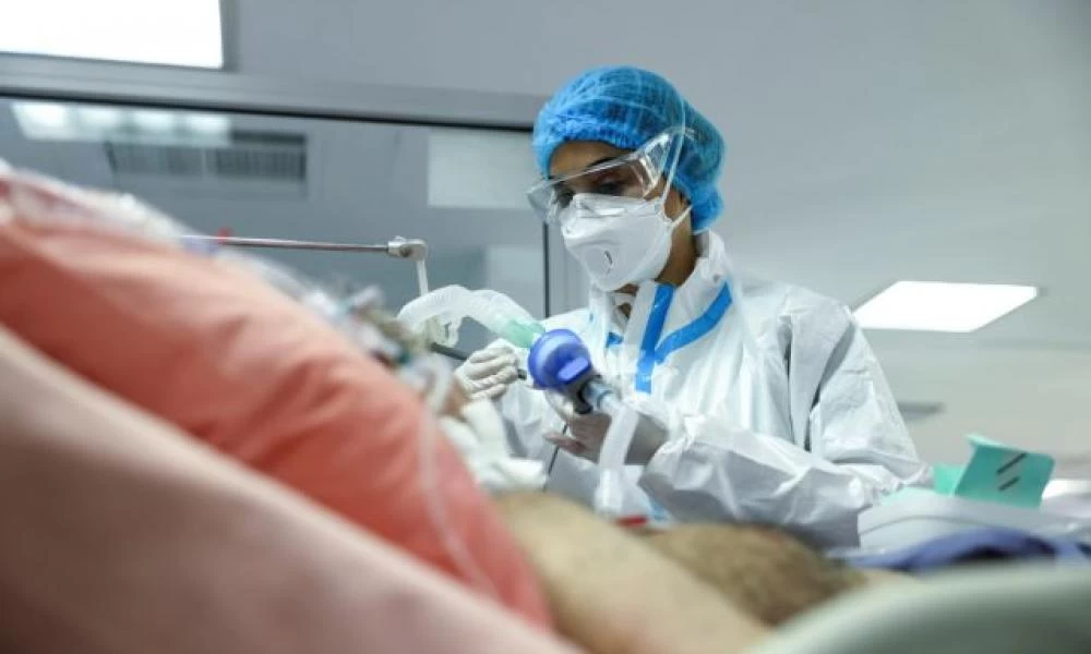 Οι έφηβοι με κορονοϊό έχουν τριπλάσια πιθανότητα να χρειαστούν νοσηλεία